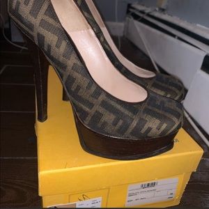 Fendi logo pumps